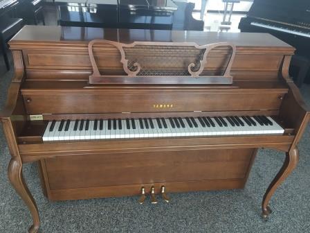 PIANOFORTE VERTICALE YAMAHA NOCE SATINATO 