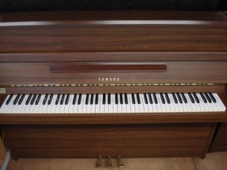 YAMAHA 109- PIANOFORTE VERTICALE