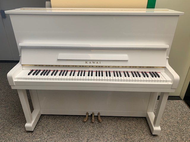 Pianoforte bianco Kawai- Pianoforte verticale bianco laccato 